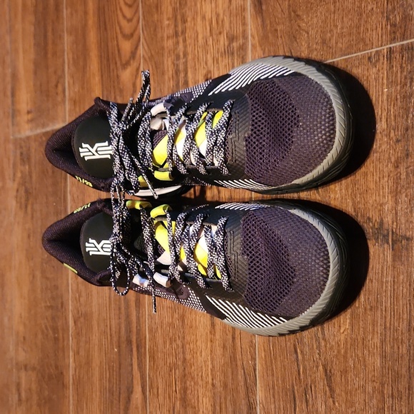 Men Nike Kyrie - Picture 8 of 9